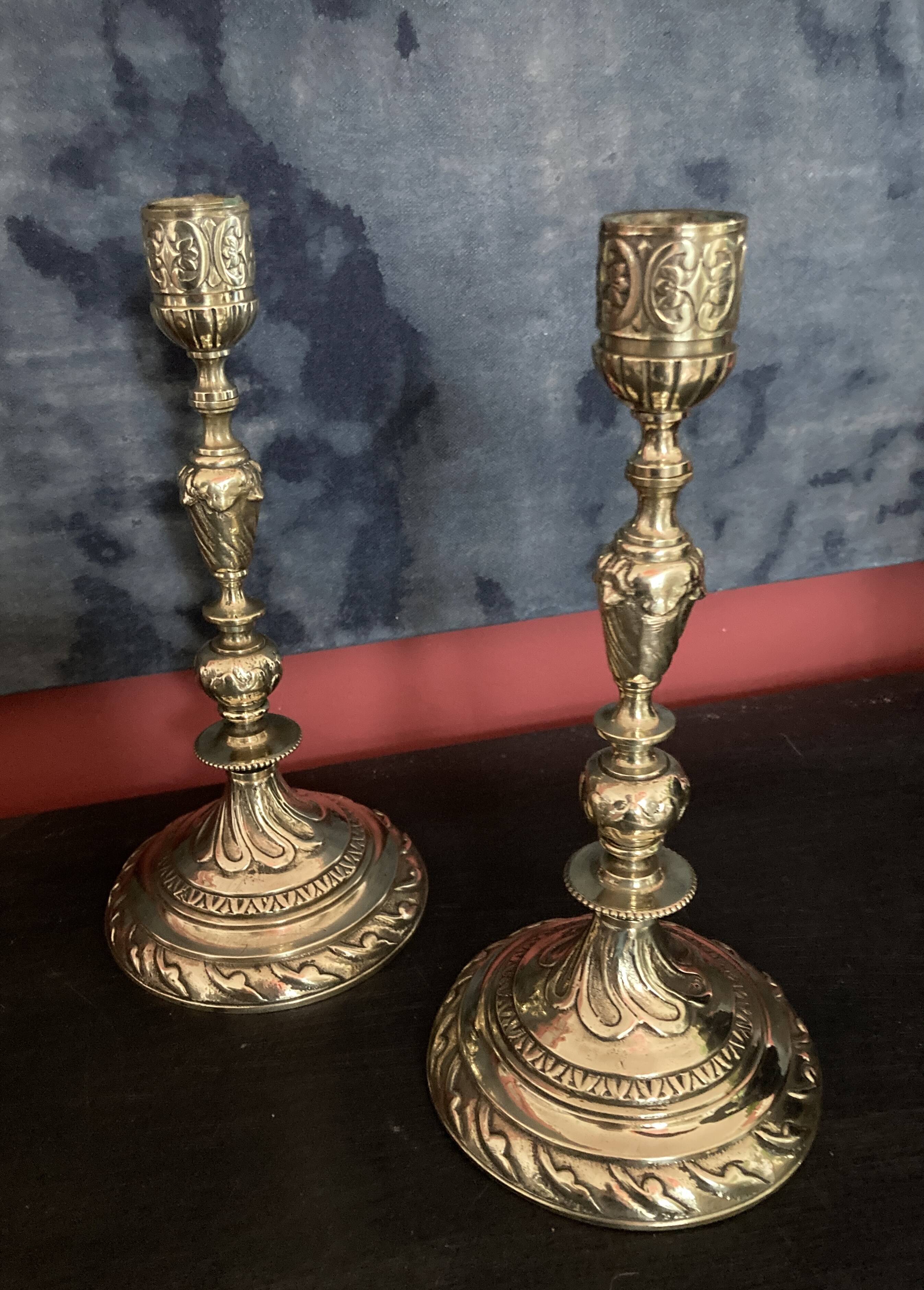 Paire de bougeoirs ou flambeaux - bronze doré.