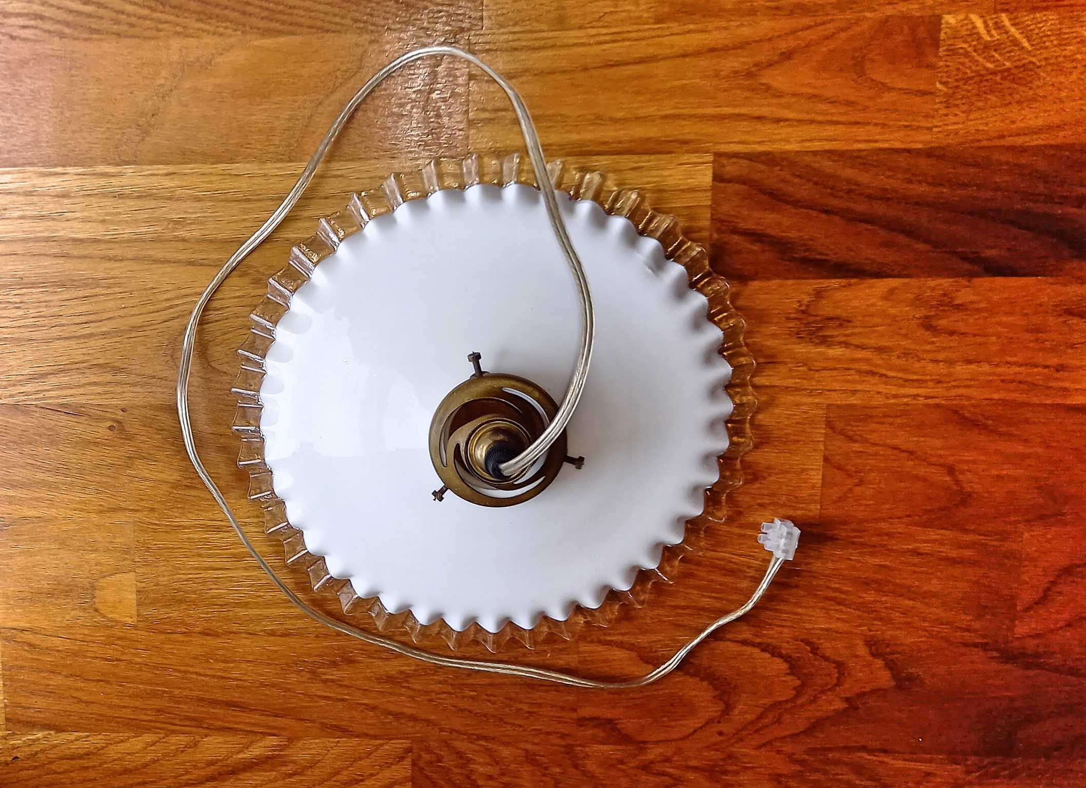 White opaline suspension toothed 26 cm diameter