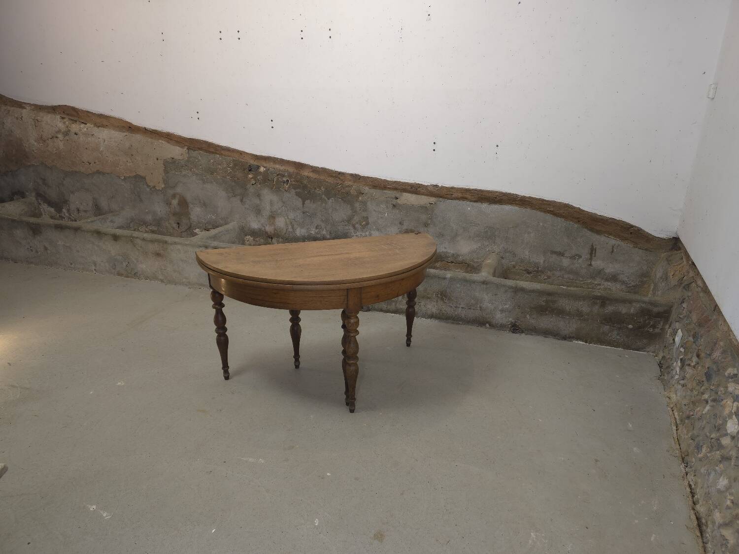 Extendable half-moon round oak table for 2 to 8 people