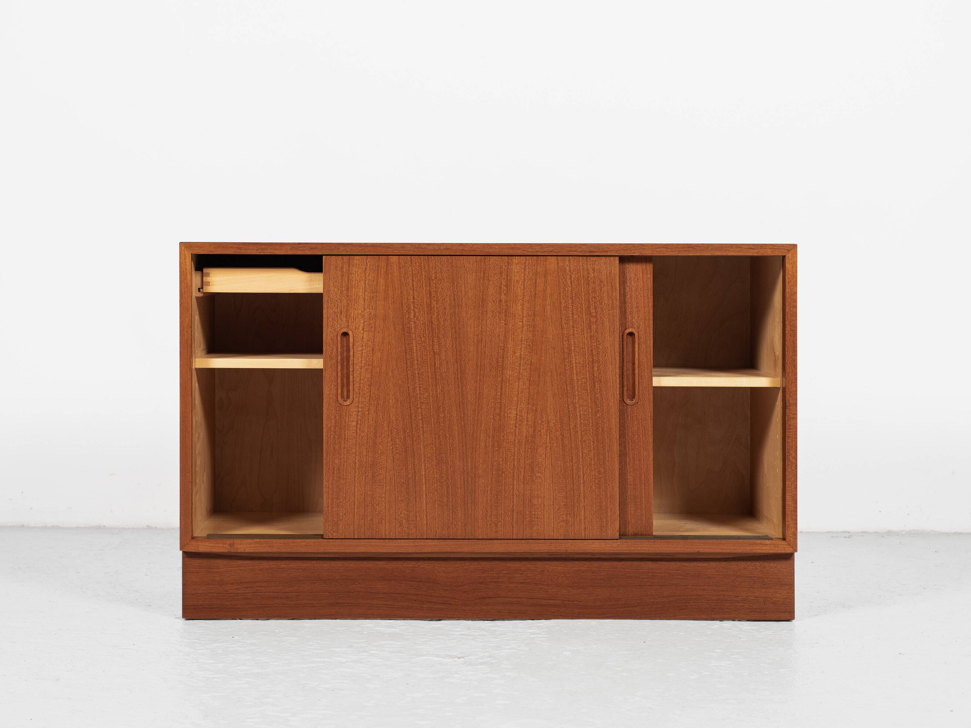 Midcentury Danish lowboard in teak with 2 sliding doors by Hundevad 1960s - 108cm