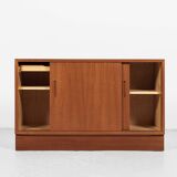 Midcentury Danish lowboard in teak with 2 sliding doors by Hundevad 1960s - 108cm