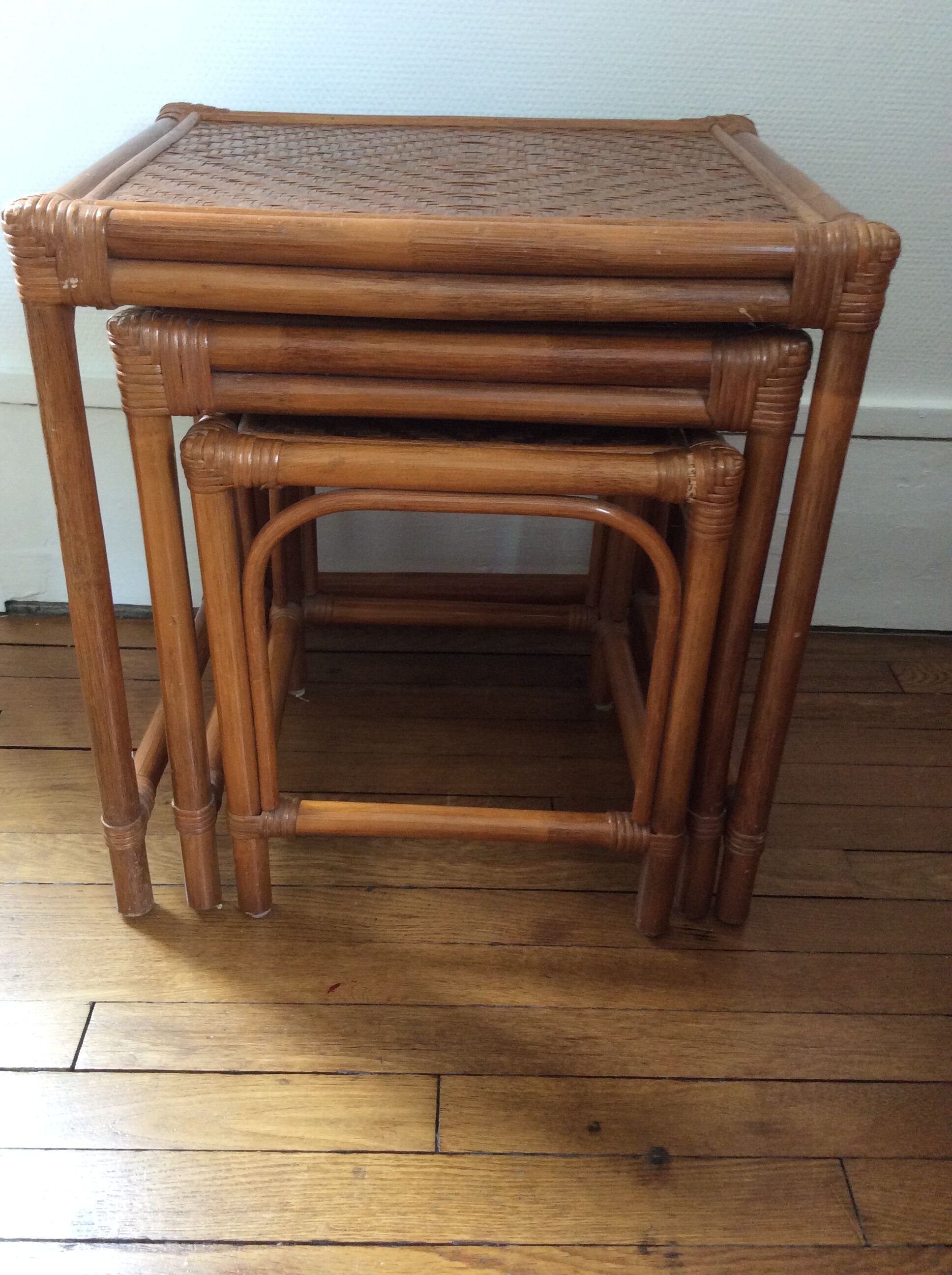 Tables gigognes en rotin vintage