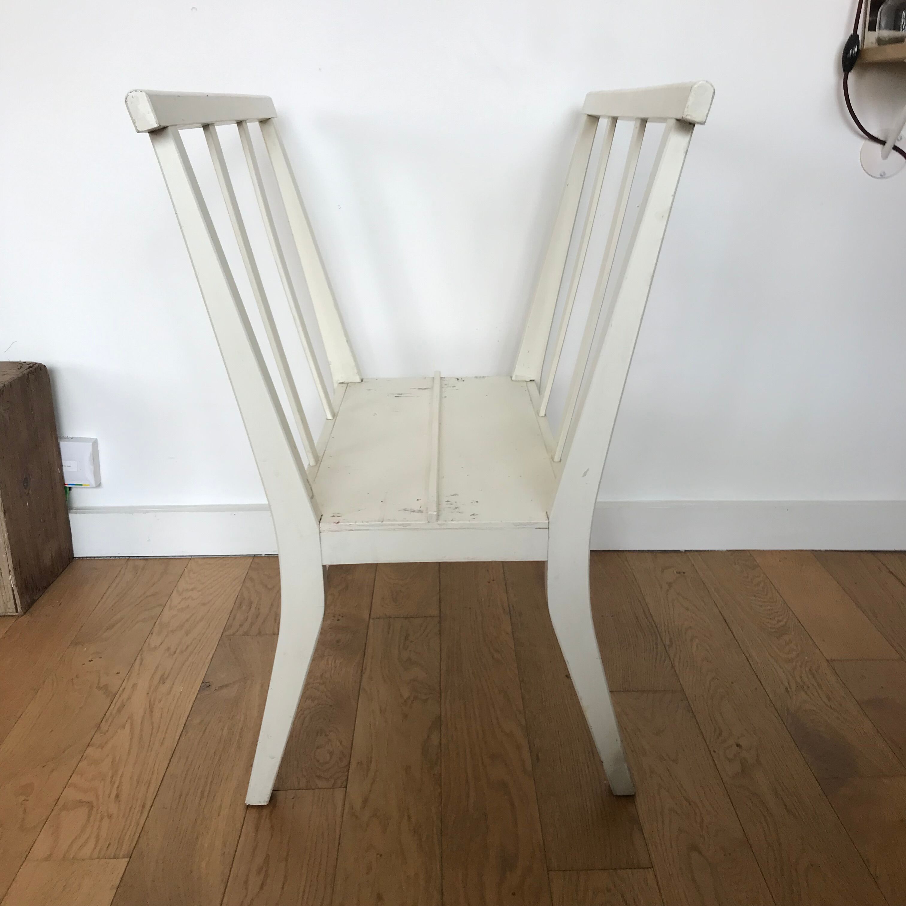 Cardboard door with wooden drawings