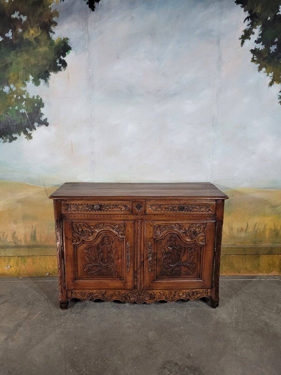 Buffet sculpté Louis XV en noyer