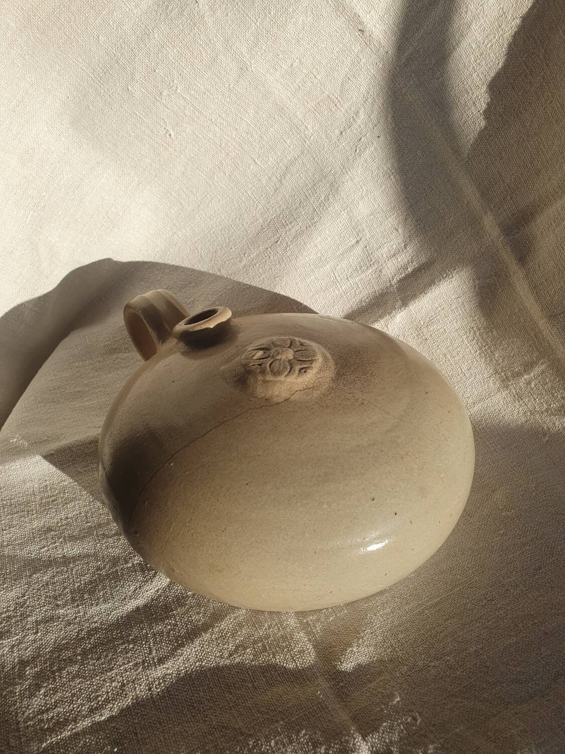 Vase français en terre cuite claire