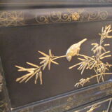 Meuble avec decorations orientales