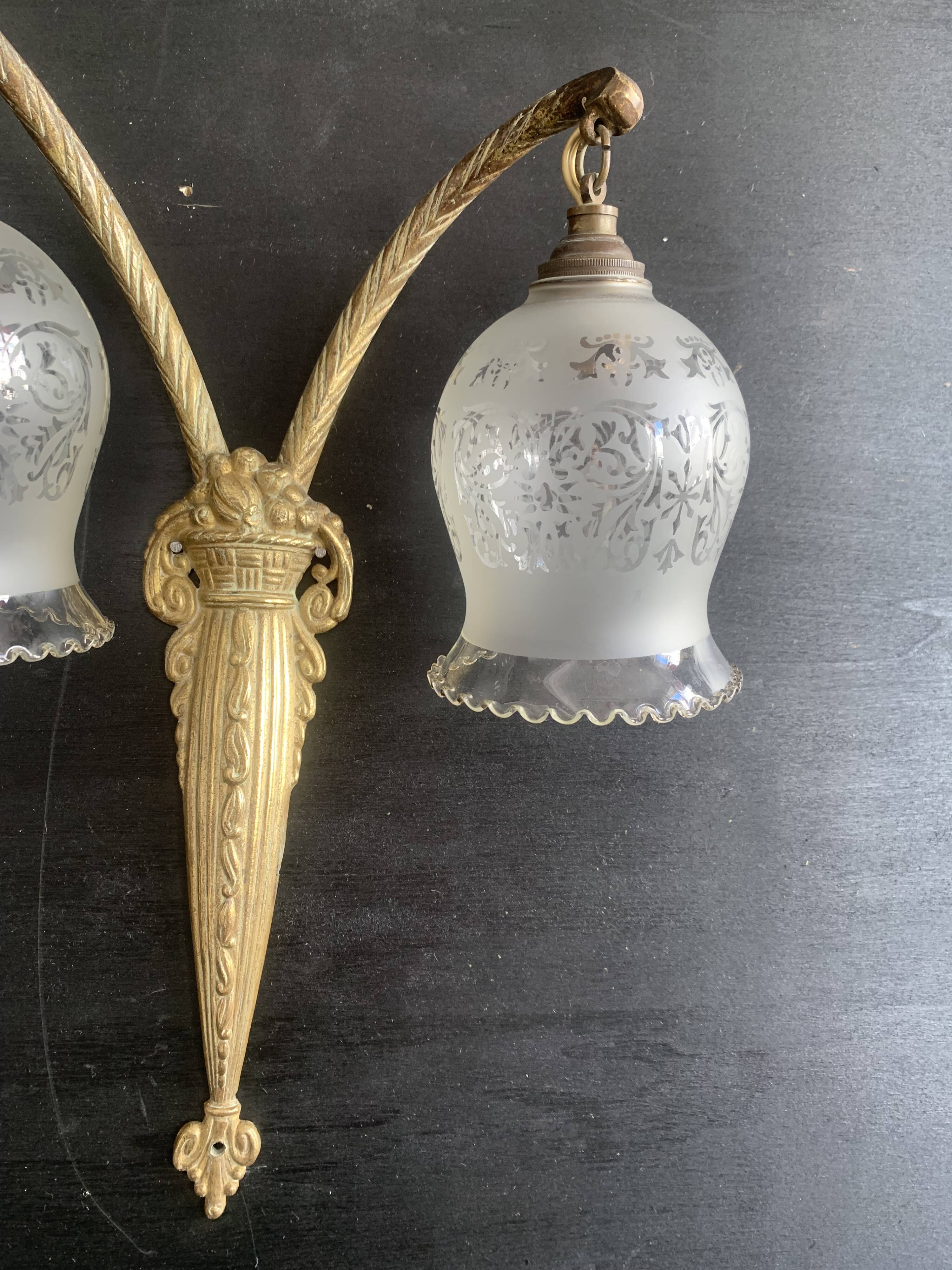 Art Deco double wall light in brass and glass tulips 1930