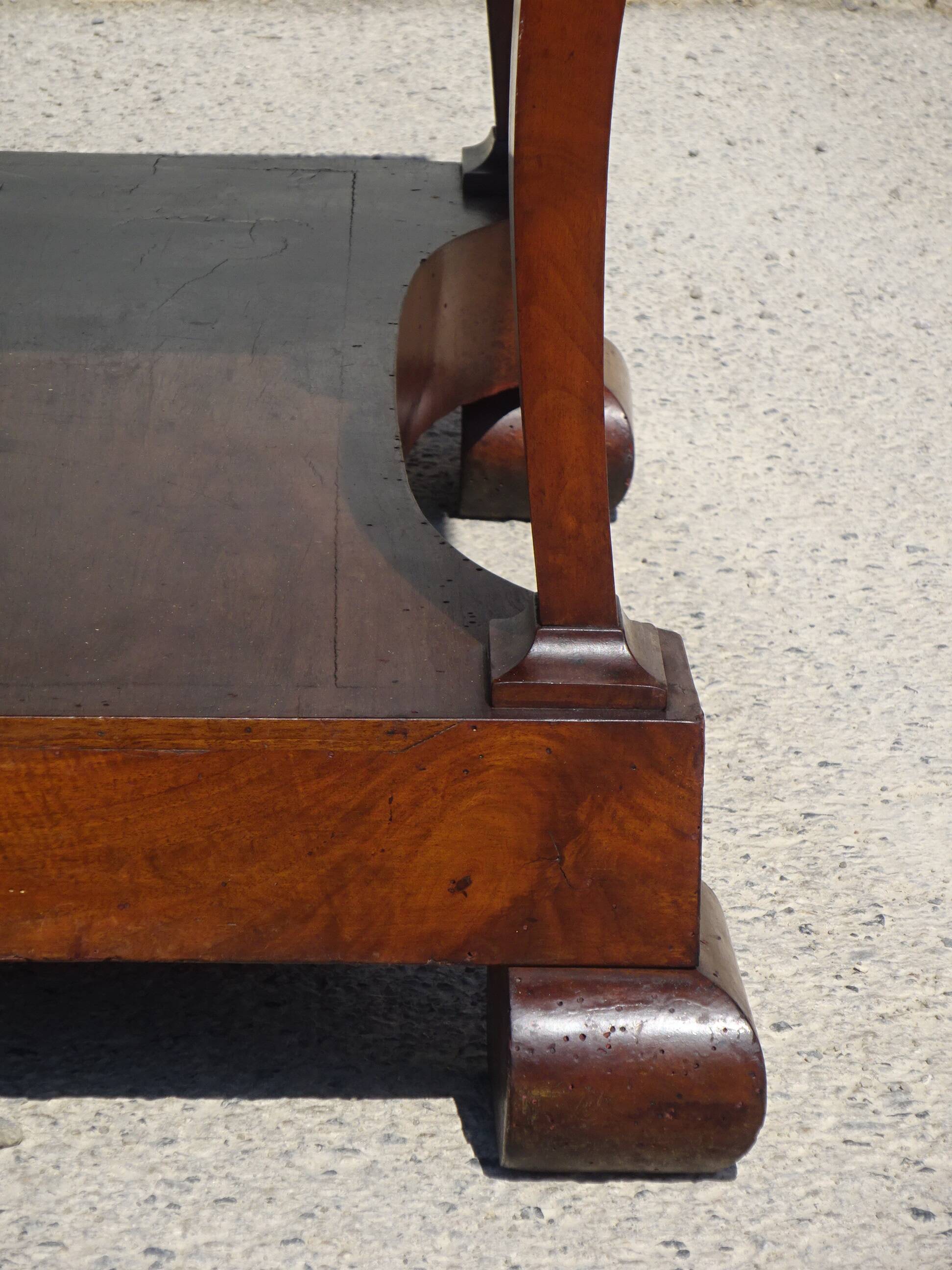 Console époque Restauration, style  Charles X en noyer avec marbre griotte