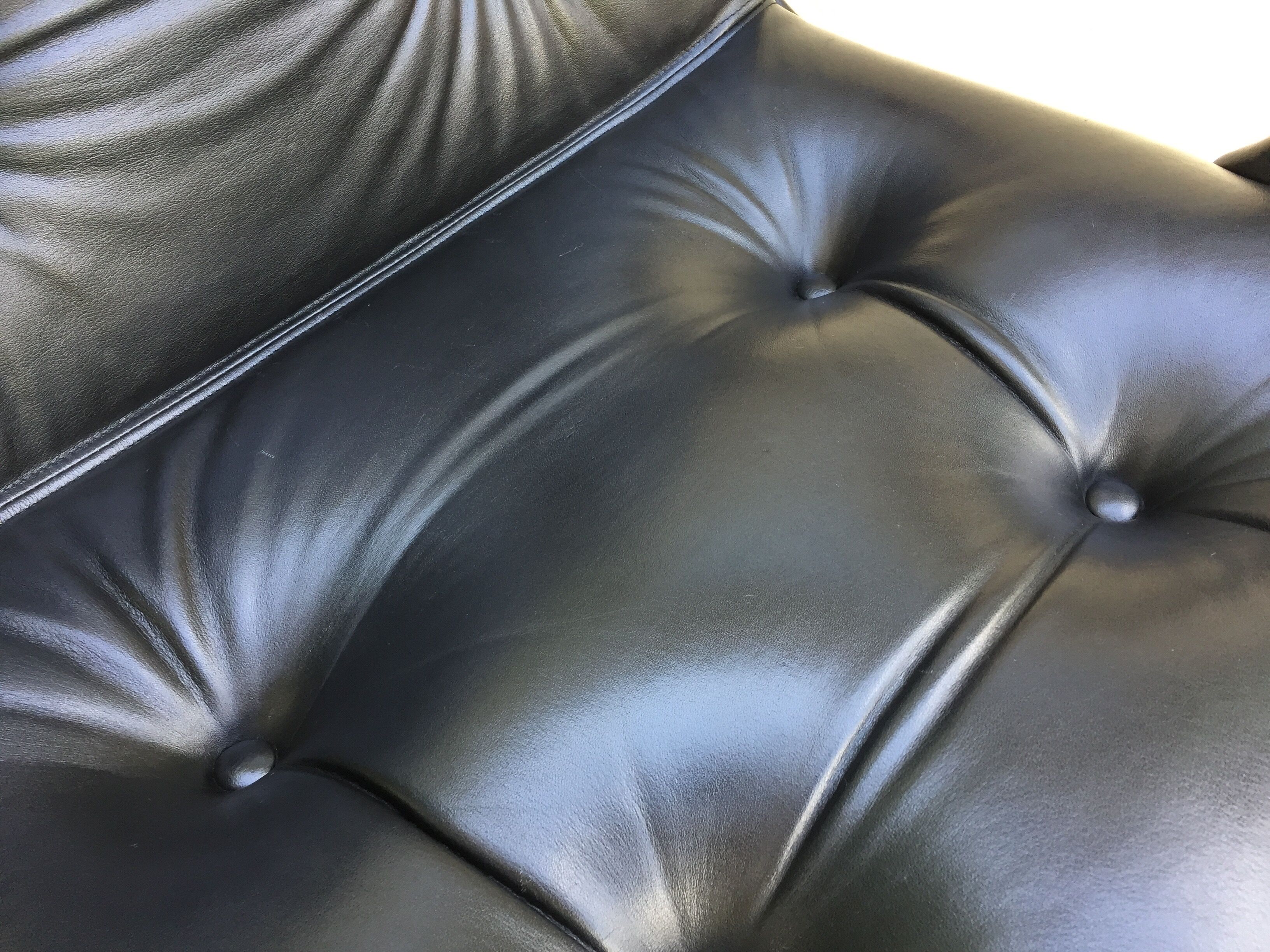 Comforto leather armchair by Mobilier international