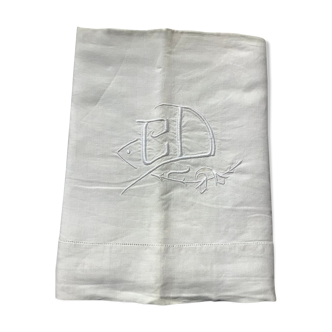 Embroidered linen sheet CD highlighted with stylized flowers simple day