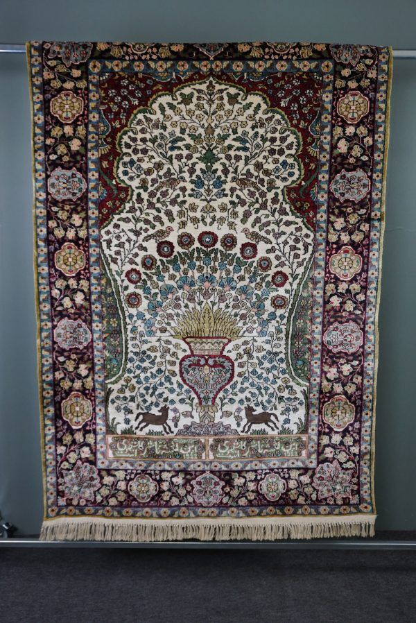 Oriental carpet in colorful silk, twentieth century 190x122cm