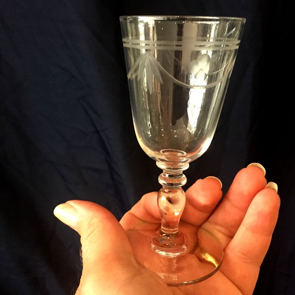 SUITE OF 8 GLASSES OF COOKED WINE OR LIQUEUR IN GRAVE CRYSTAL FROM THE YEARS 1930 1940