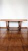 Bureau Art Déco revisité – plateau vert & pieds sculptés