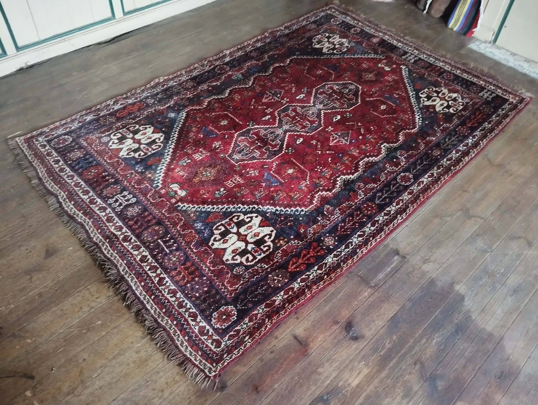 Handmade Persian Shiraz rug 265x173cm