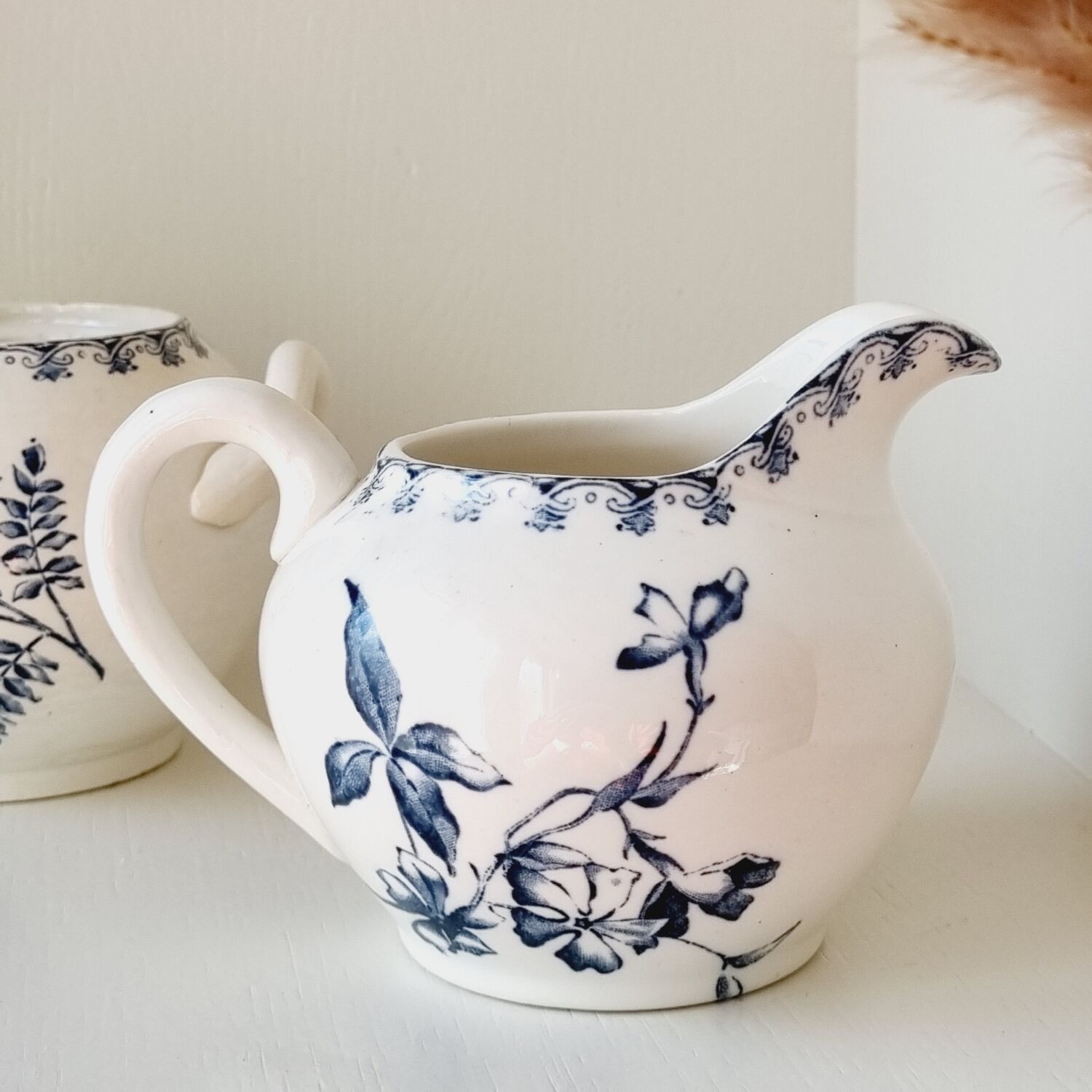 Sweetener and milk jug Sarreguemines Vega