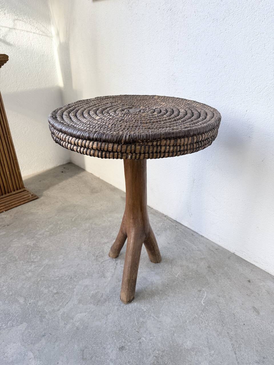 Sellette tripode art populaire en paille tressée, 1950