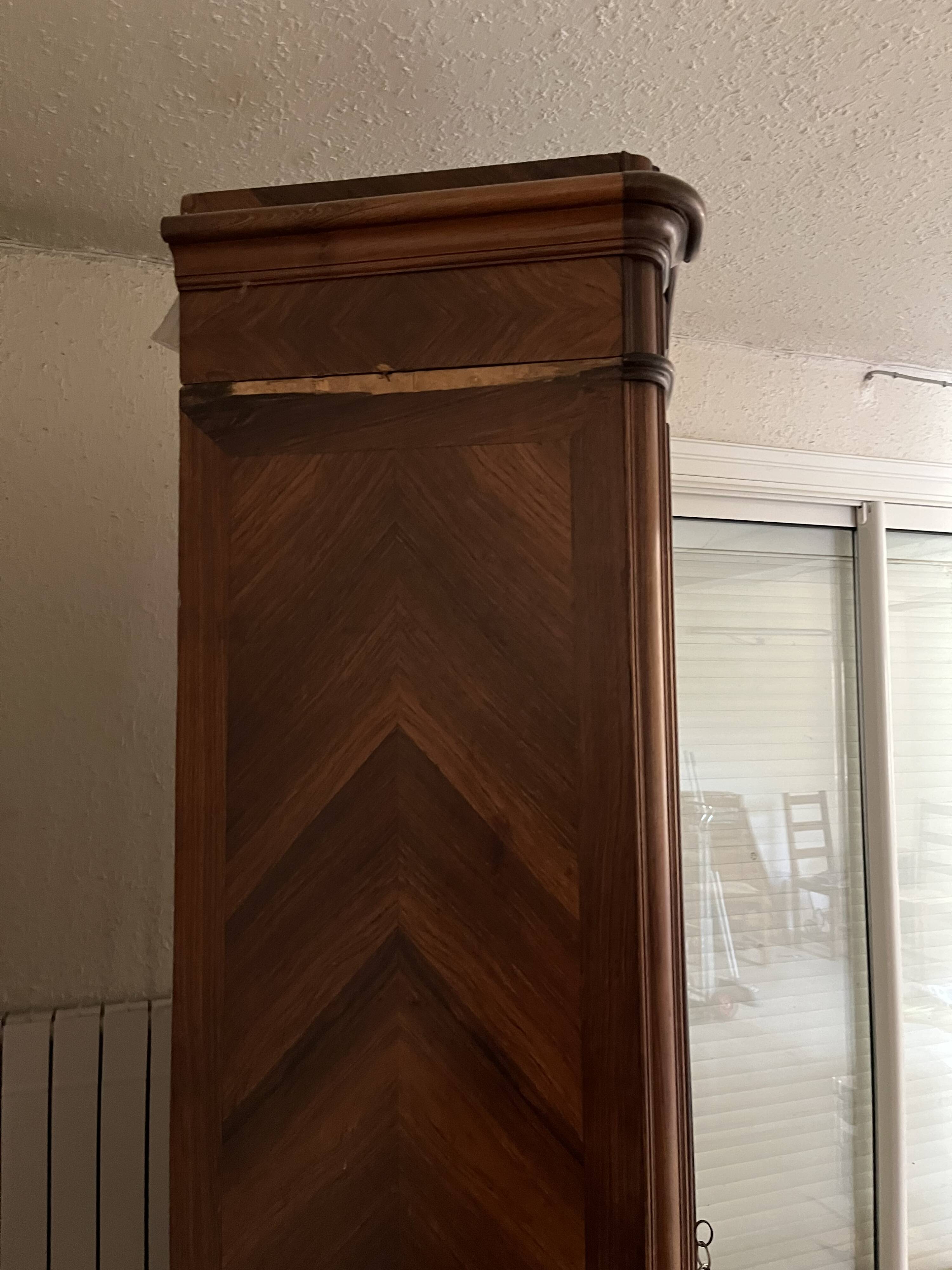 Armoire ancienne en bois massif avec miroir – style Louis XV – belle pièce