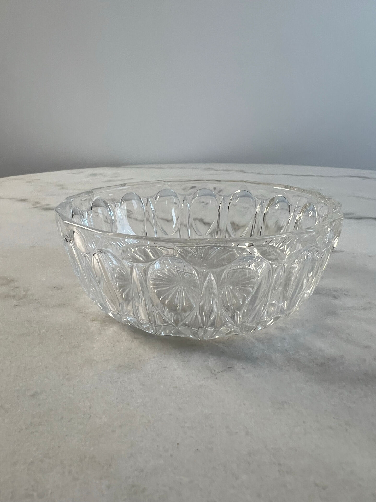 Cut glass bowl with oval pattern 11cm
