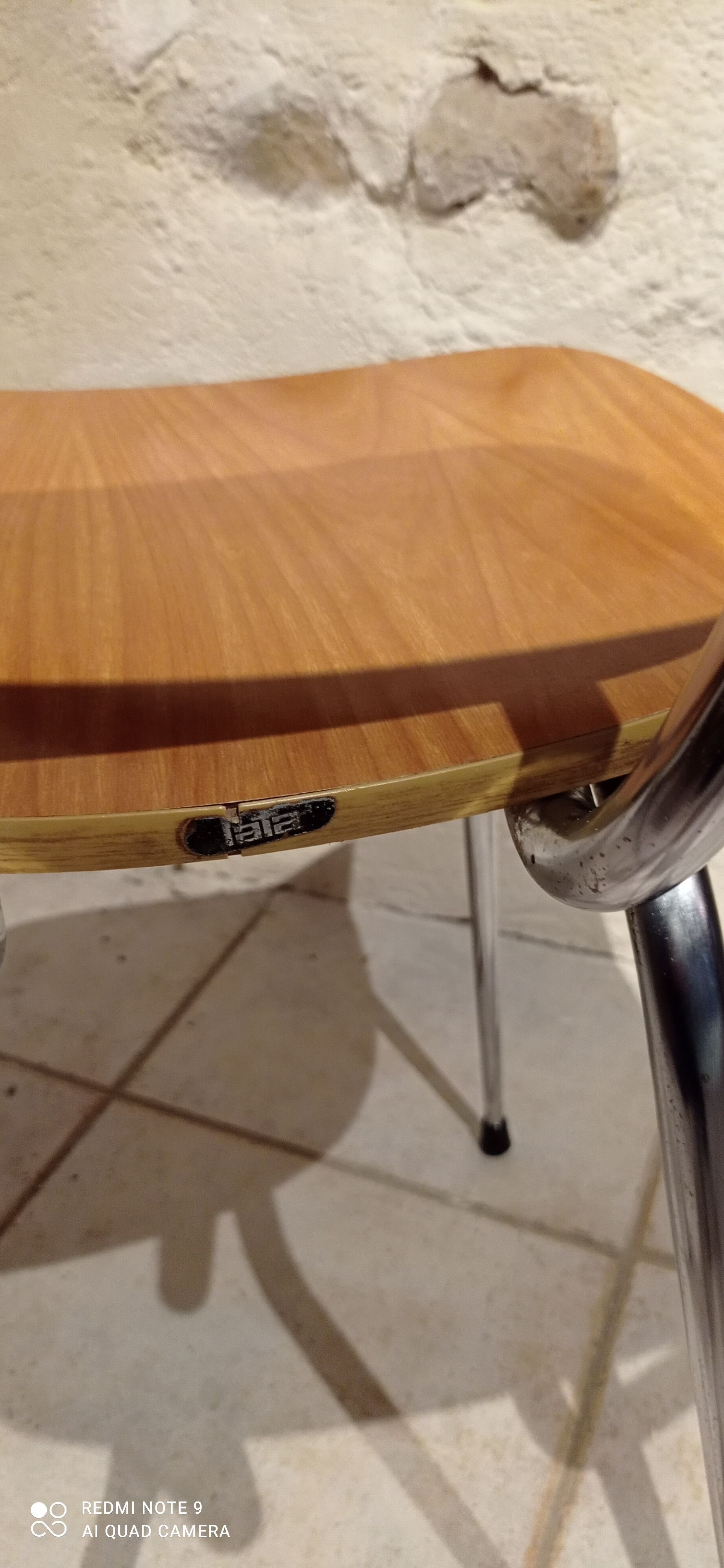 Griffon formica chair