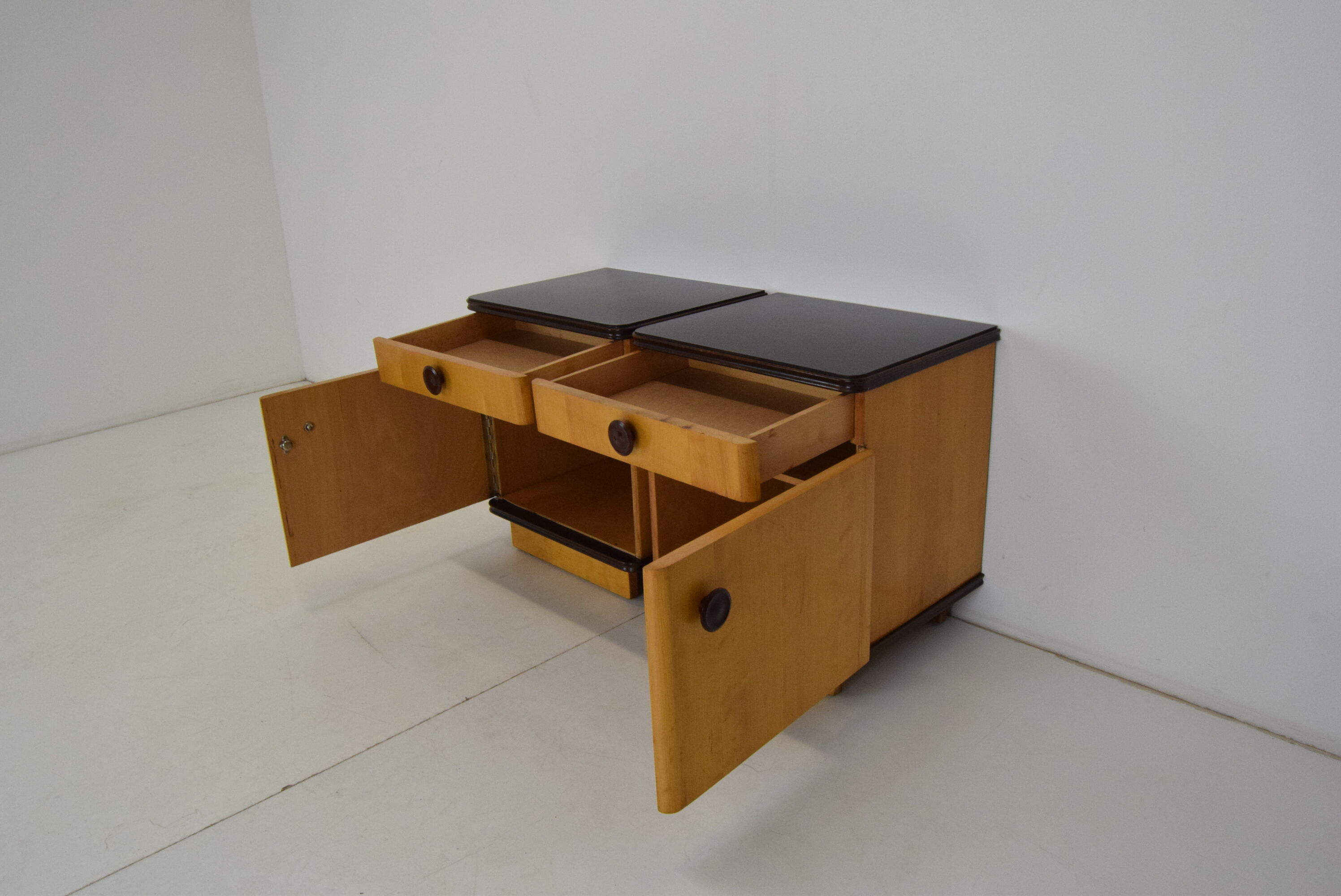 Paire de tables de chevet du milieu du siècle, années 1960