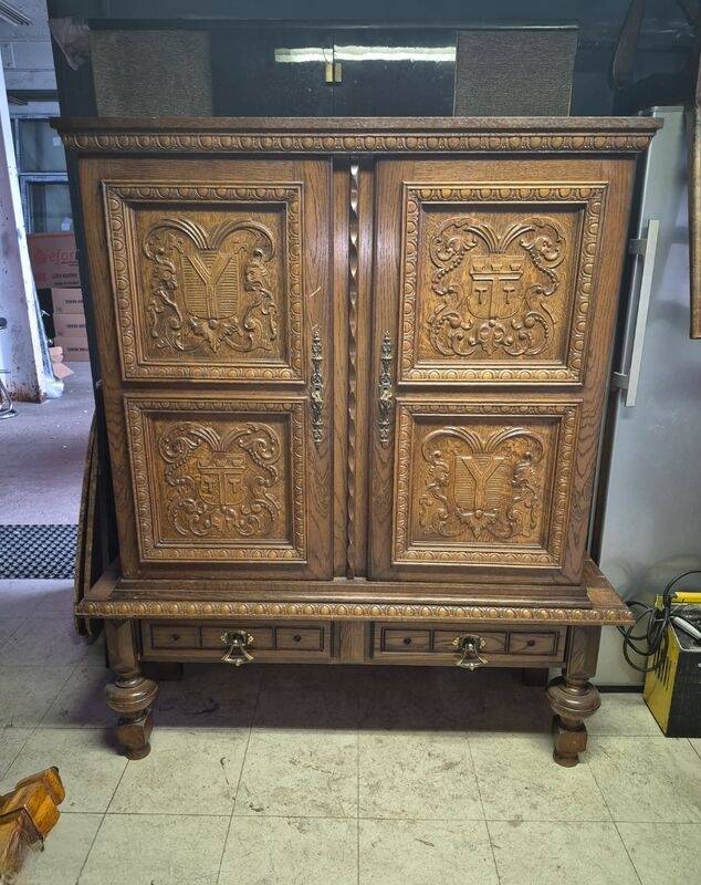 Buffet / Antique wooden wardrobe in good condition.
