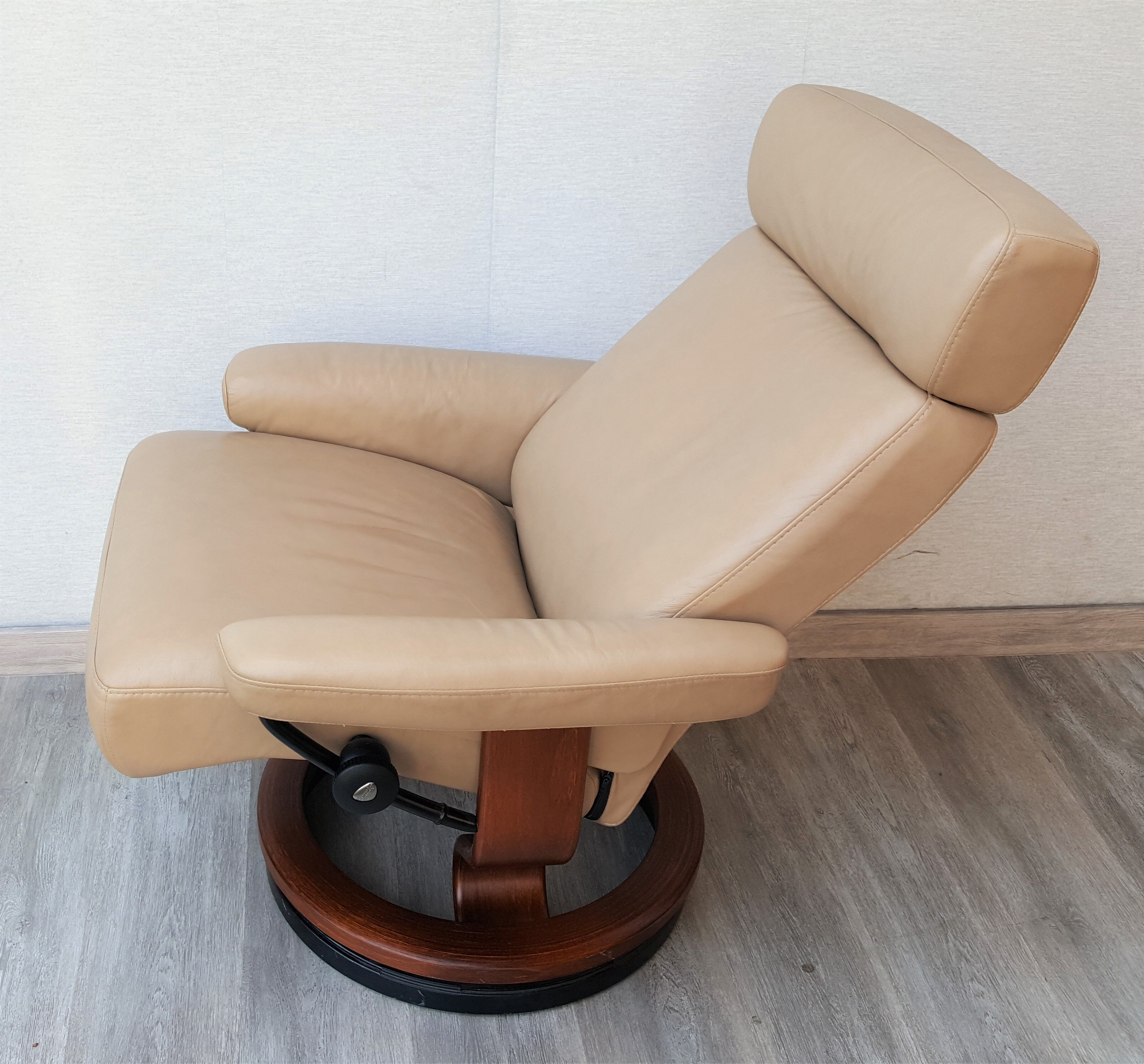 Scandinavian vintage leather armchair Ekornes Stressless