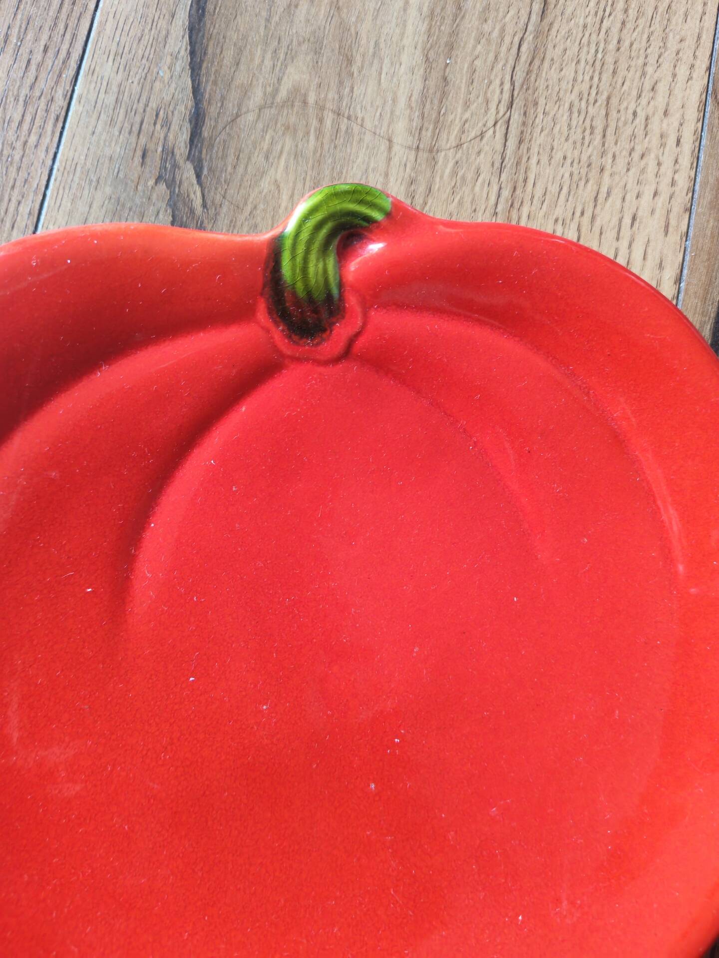 Assiette de présentation vintage en céramique formant une tomate