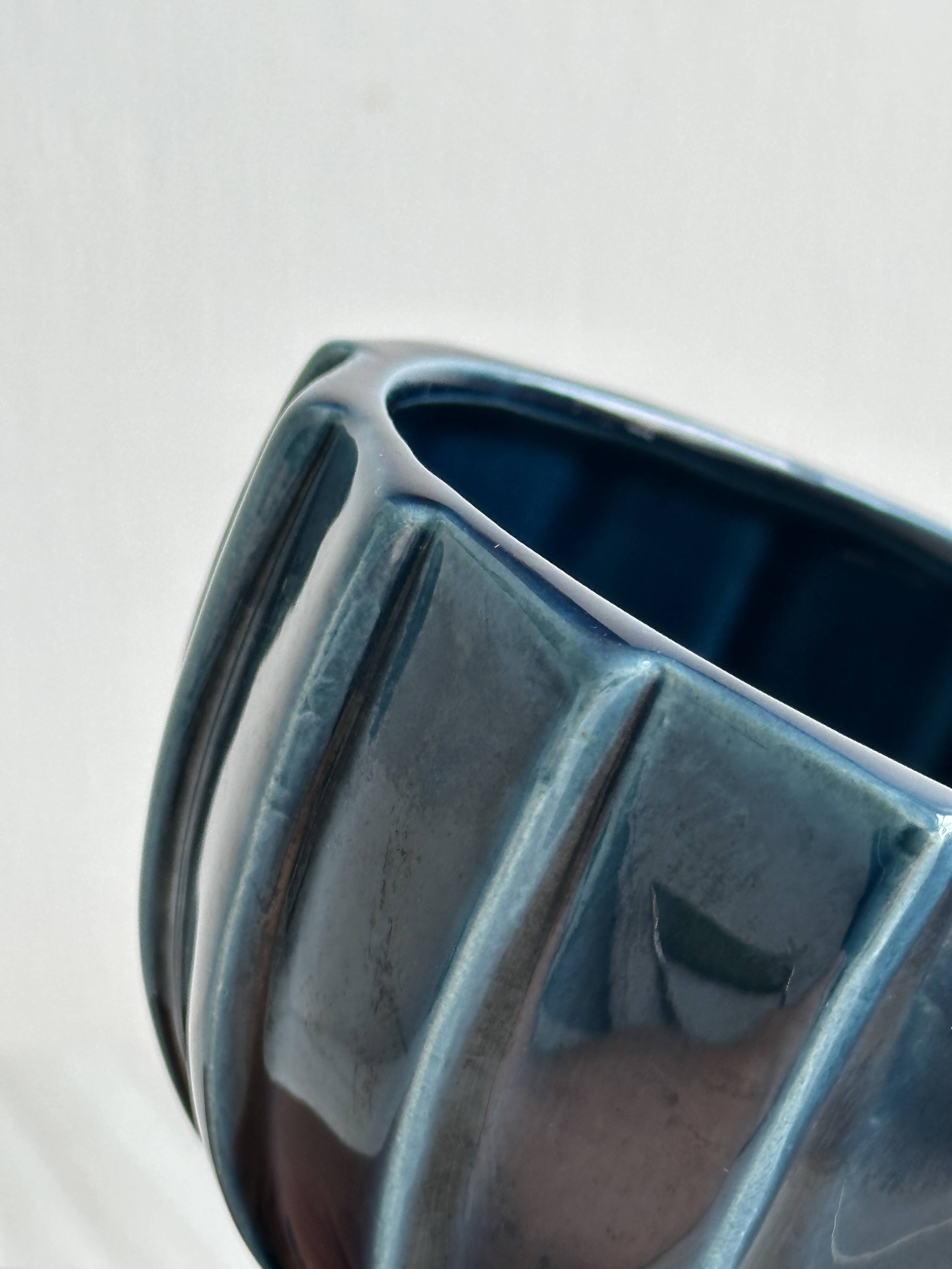 Petite coupe décorative bleue