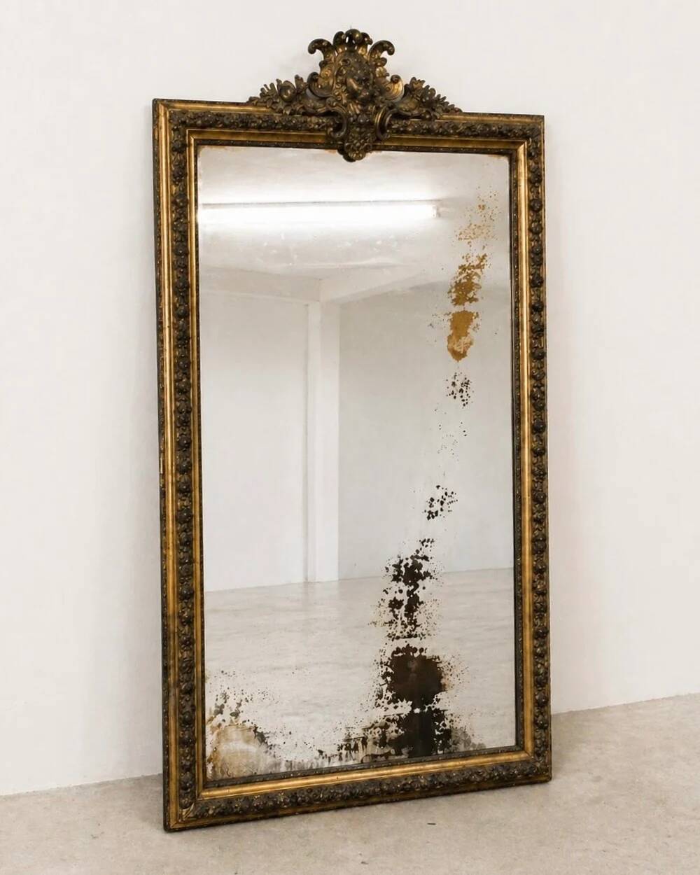Miroir à fronton au lion — France, XIXe siècle