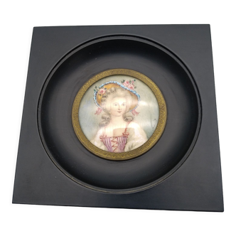 Miniature sur ivoire jeune femme au chapeau fleuri