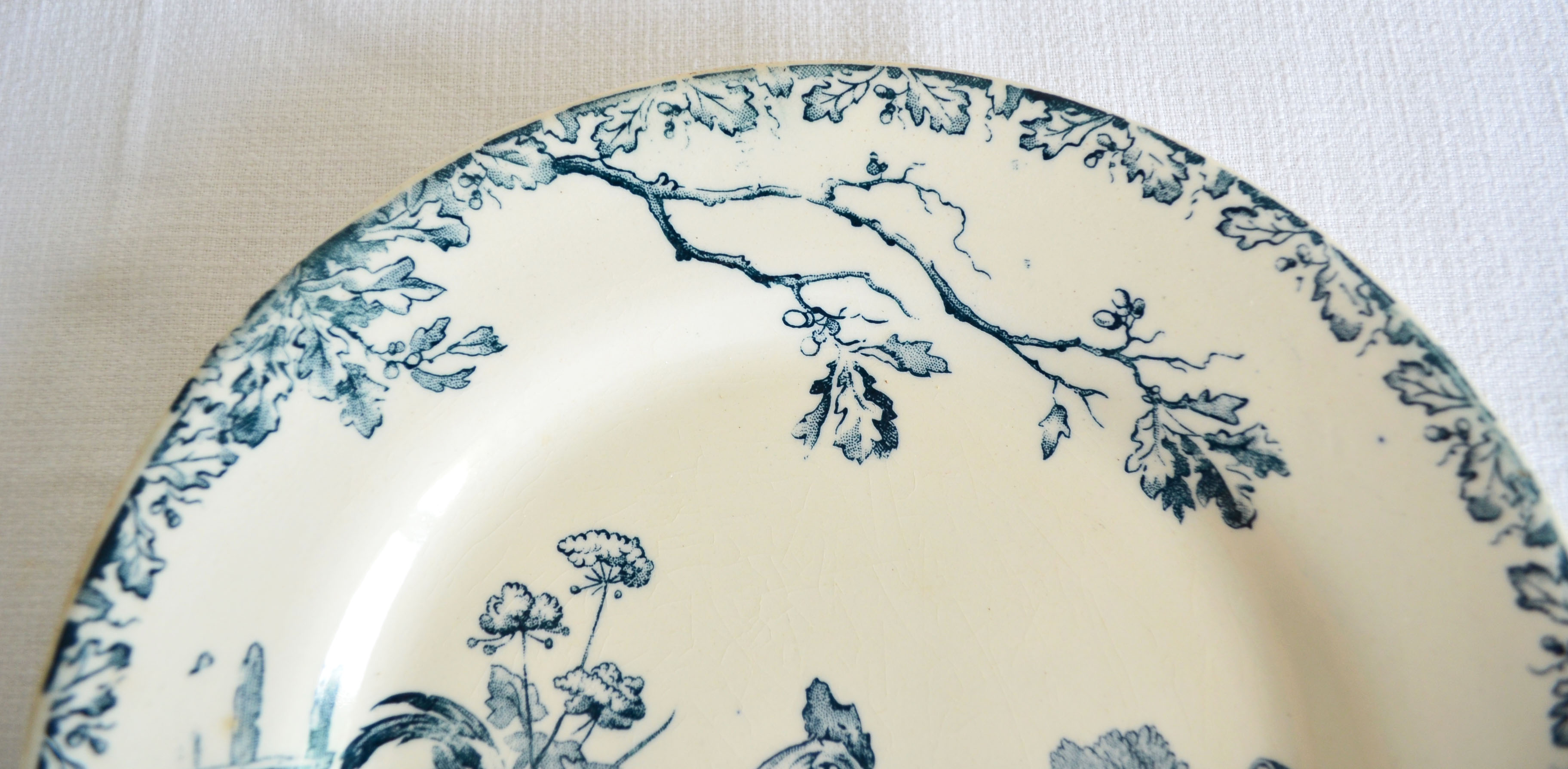 Flat plate porcelain of Gien pattern Roosters