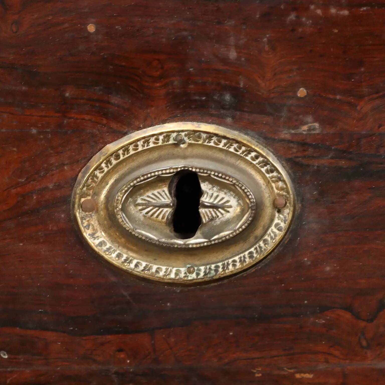 Antique Louis XVI commode in fir and walnut, Italy, 18th century.