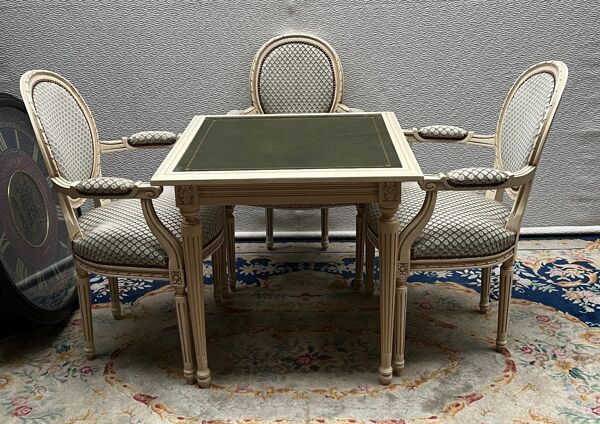 table à jeux dans le style de louis xvi.
