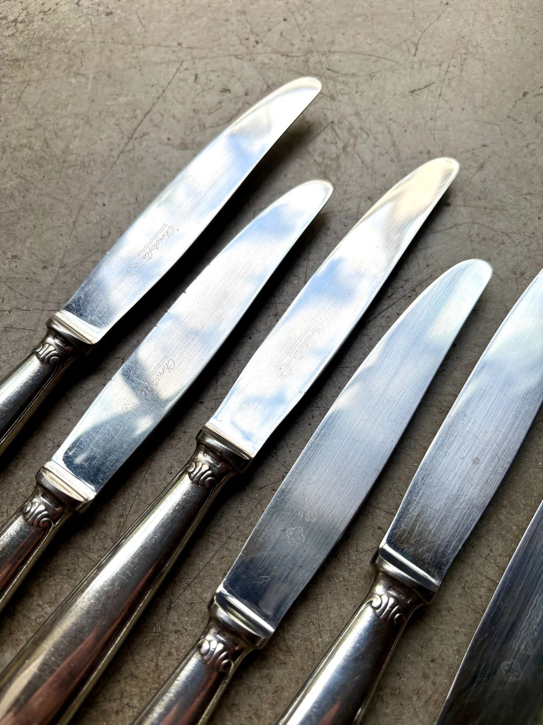 6 Christofle knives in silver-plated metal, shell design.