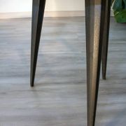 Guéridon tripode, table d'appoint en bois et métal gainé, années 1950