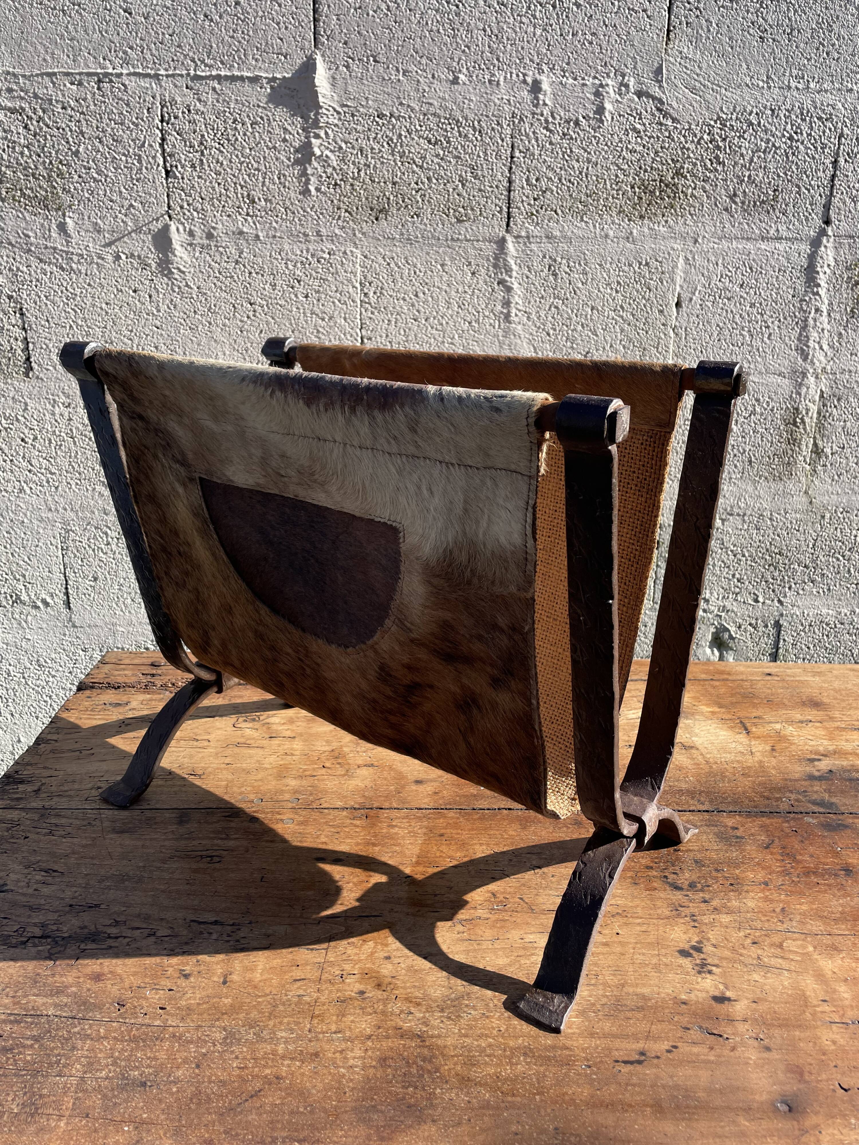 Porte revue brutaliste en peau de vache et fer forgé 1960