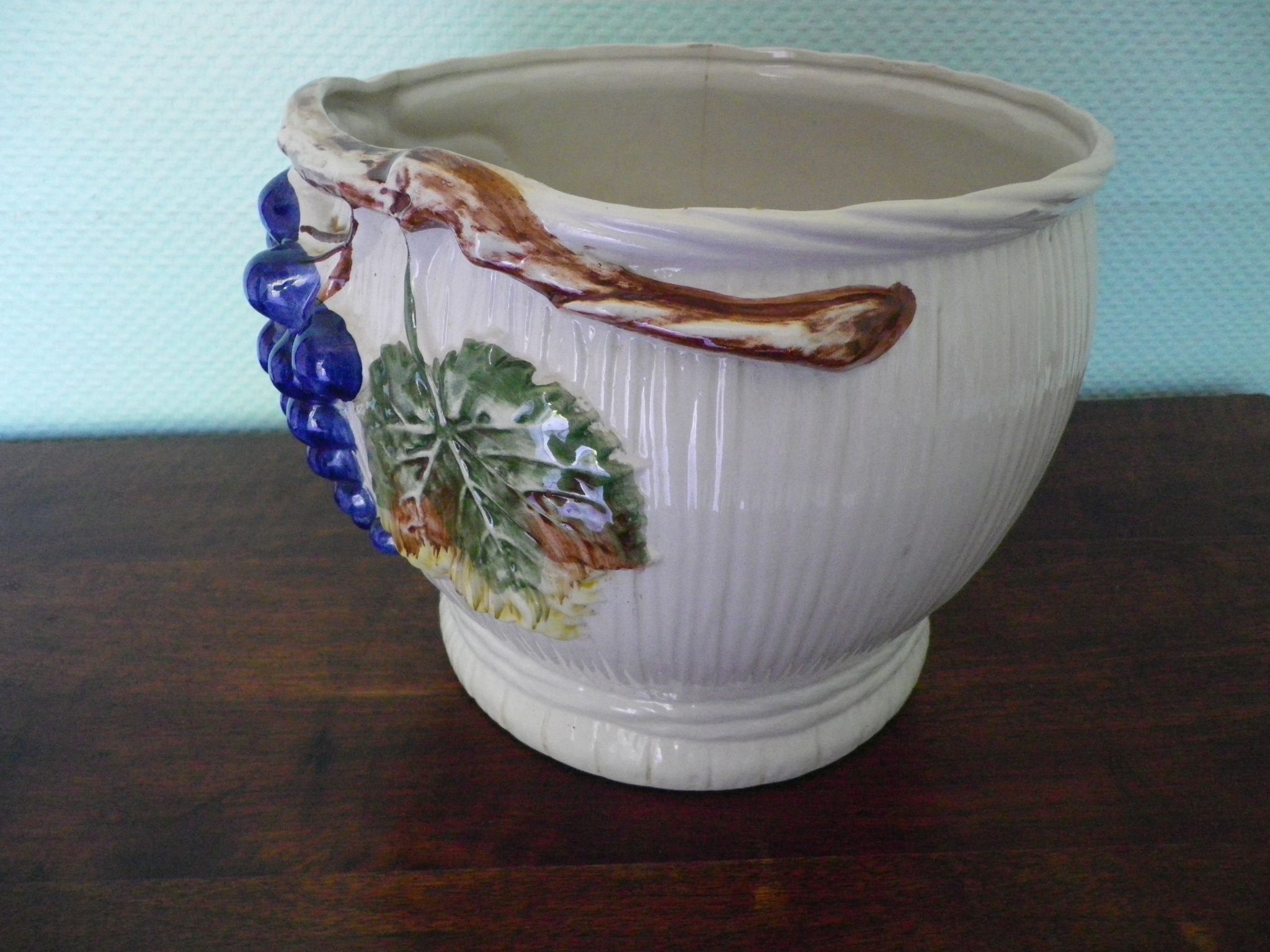Pot de fleurs en céramique aux décors en barbotine