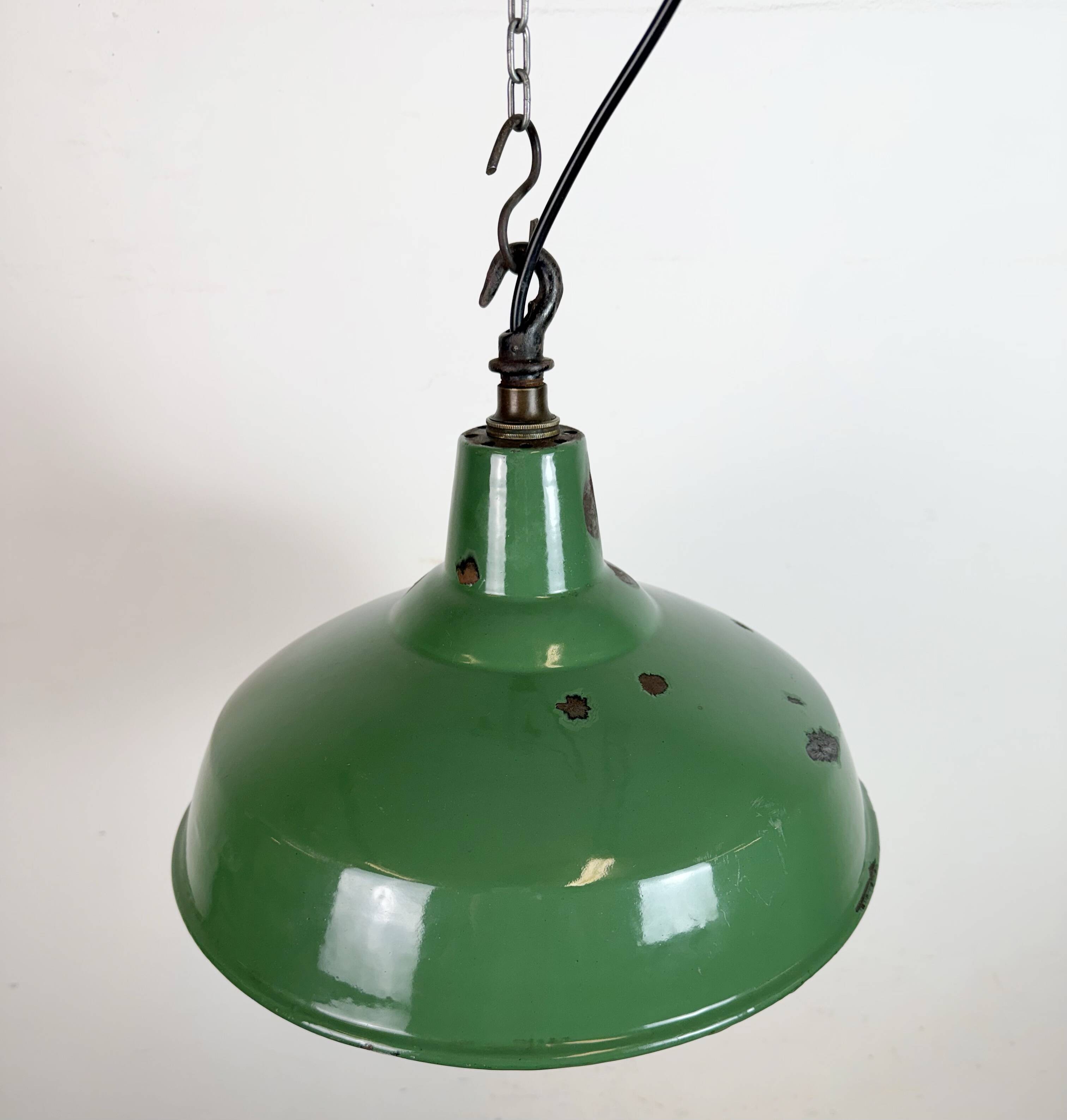 Lampe suspendue en émail vert britannique industriel, années 1960