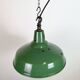 Lampe suspendue en émail vert britannique industriel, années 1960