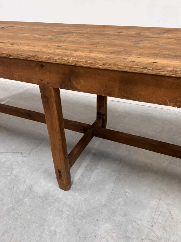 Table de monastère en bois ancien