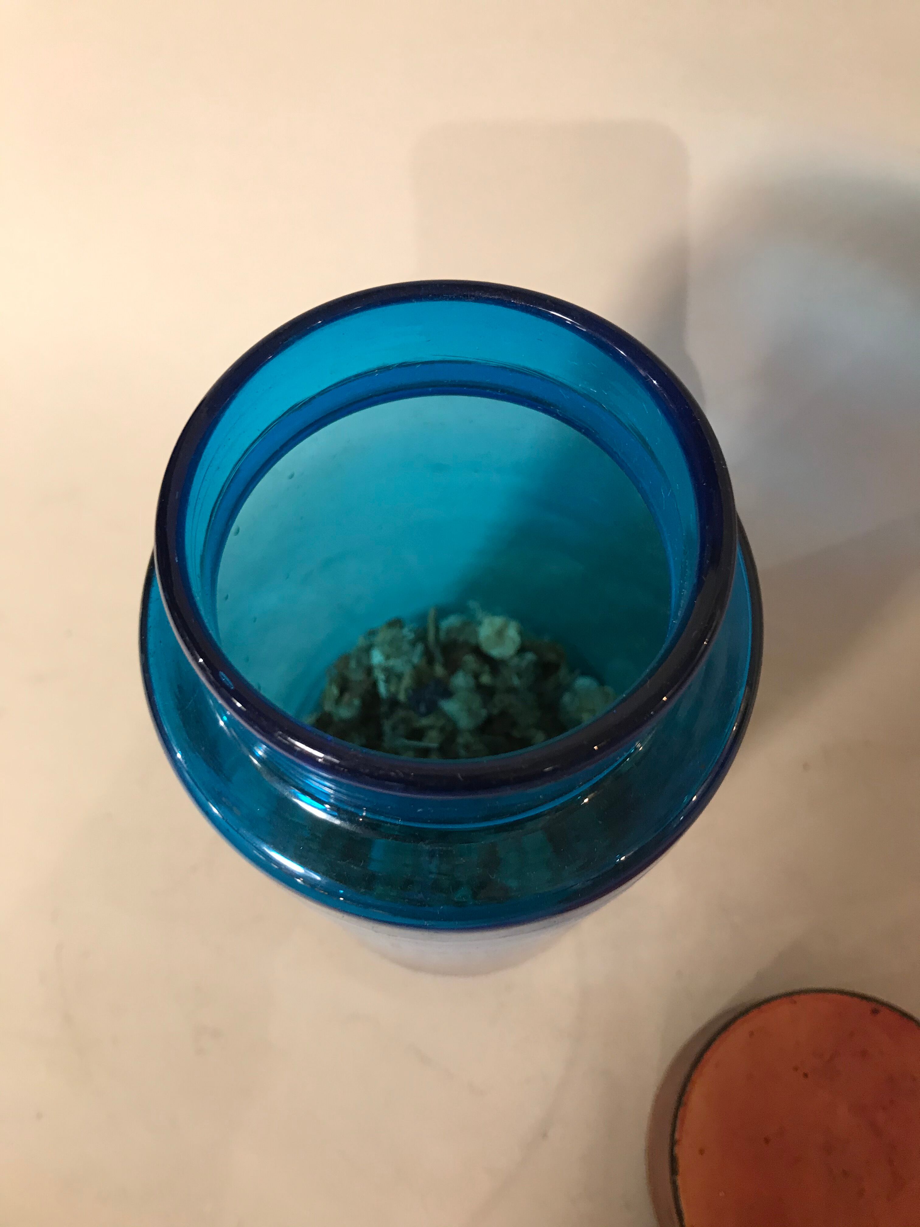 Pot a pharmacie en verre ancien bleu gravé