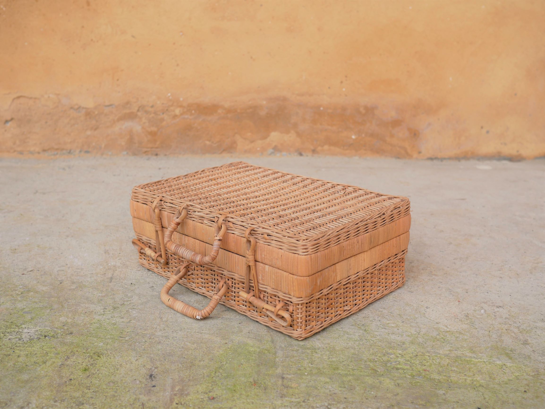 Vintage rattan case
