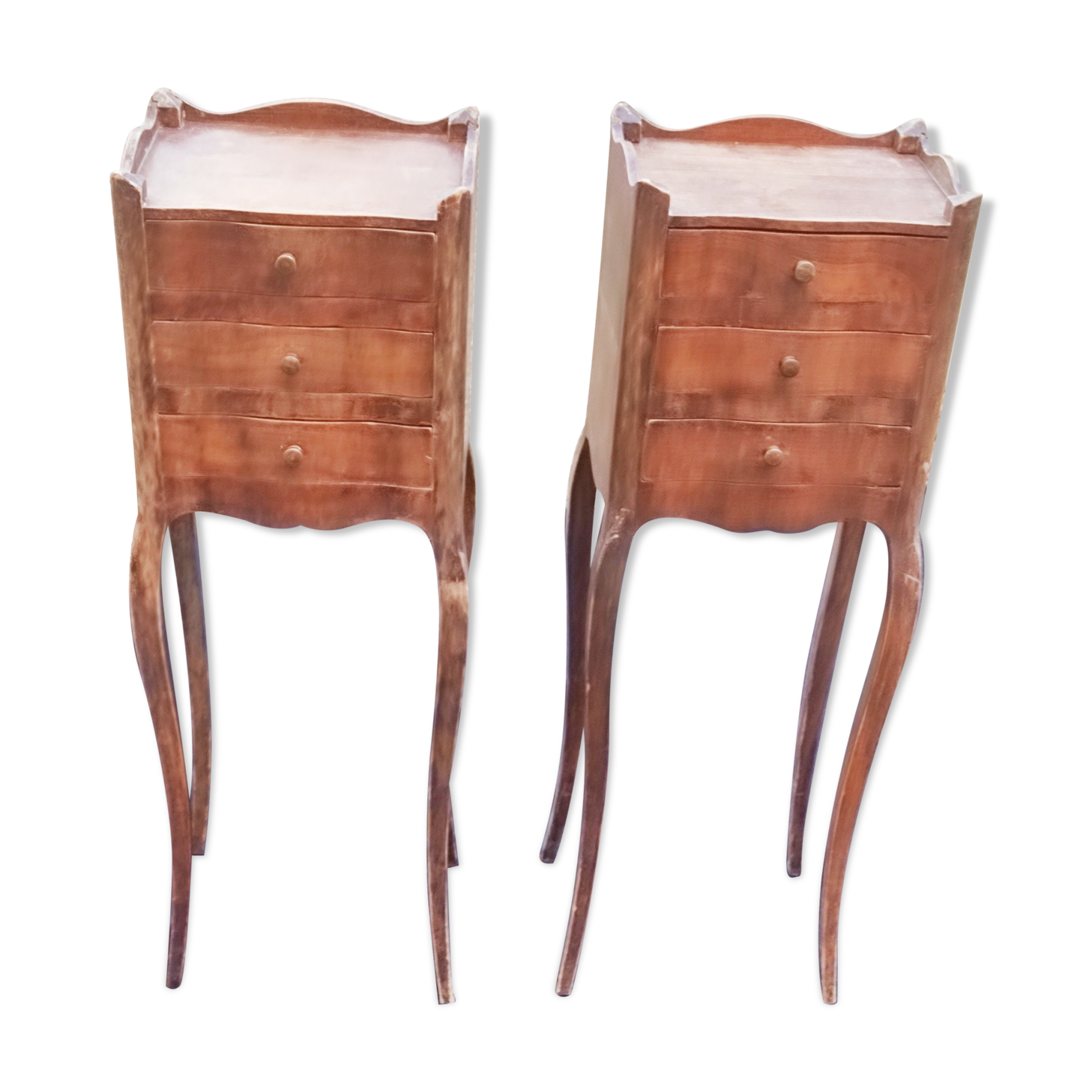 Tables de chevet en bois de noyer style Louis XV