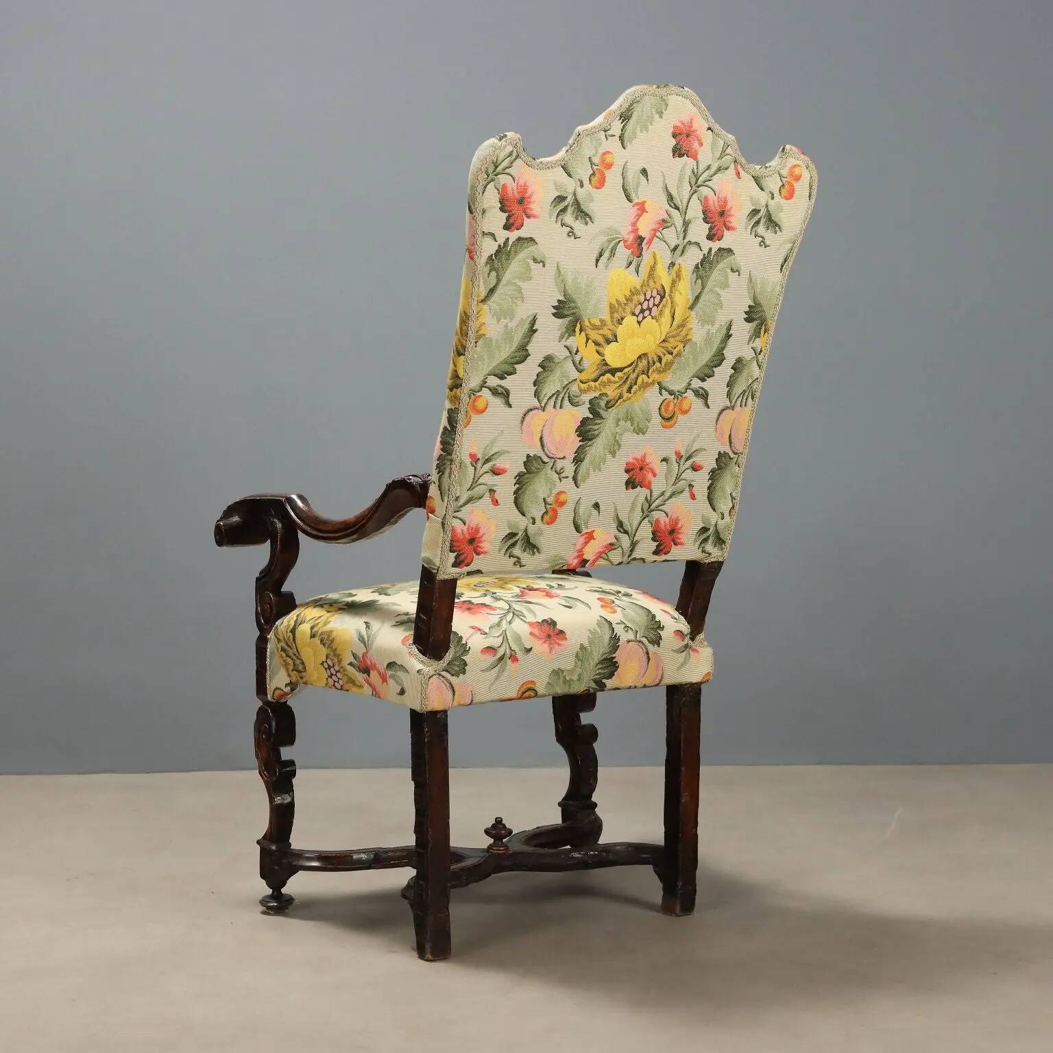 Fauteuil baroque ancien en noyer et tissu, Italie, XVIIIe siècle