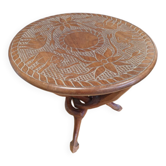 Table basse sculptée en bois exotique