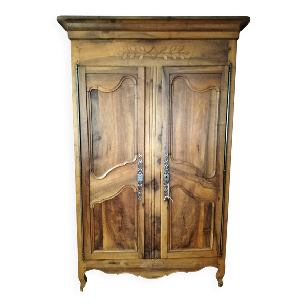 Grande armoire régionale, lingère ou vaisselier en noyer, style Louis XV