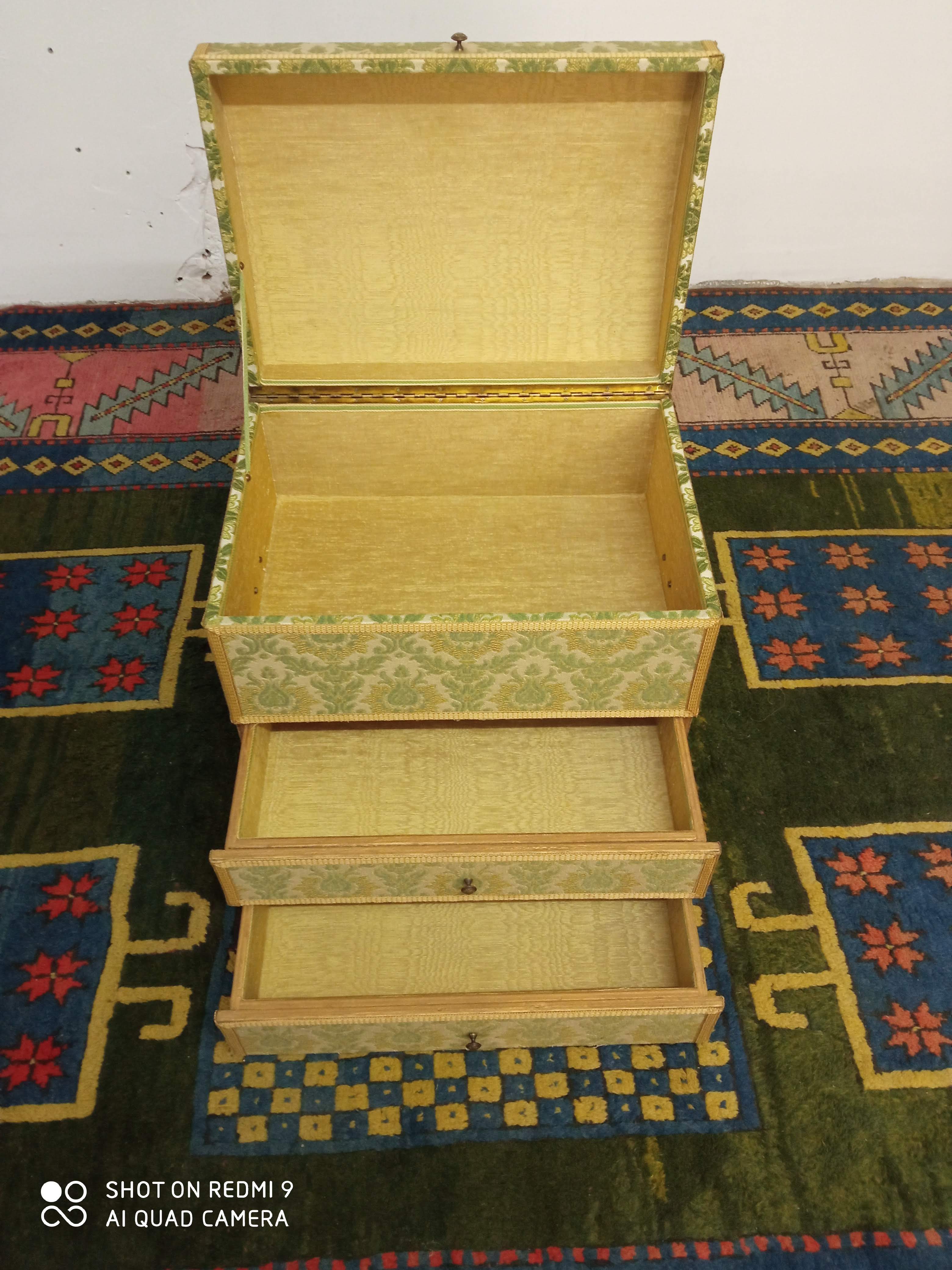 Old malle has drawers