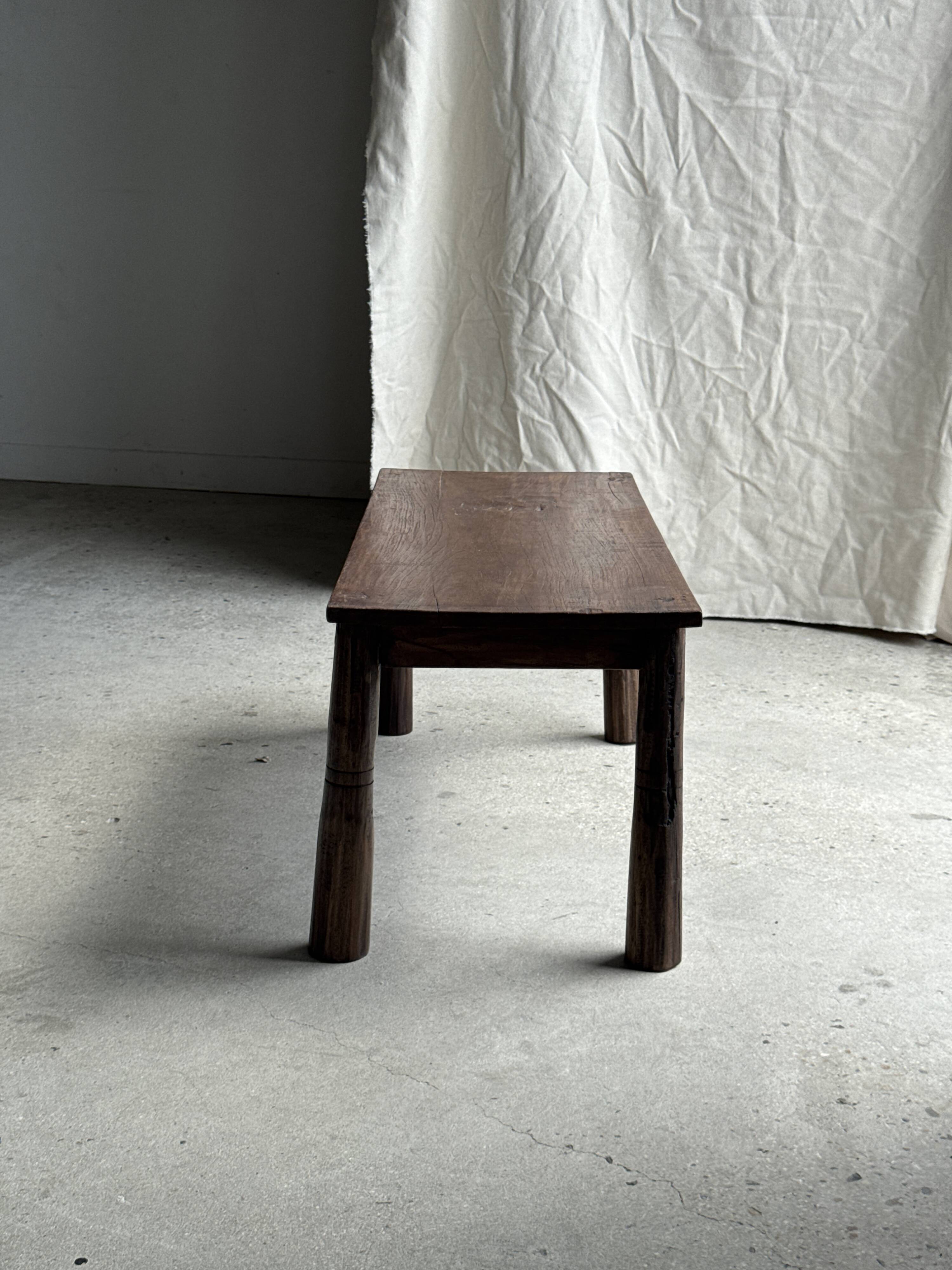 Table basse en teck brun de seconde main indonésienne pieds coniques H37 L8