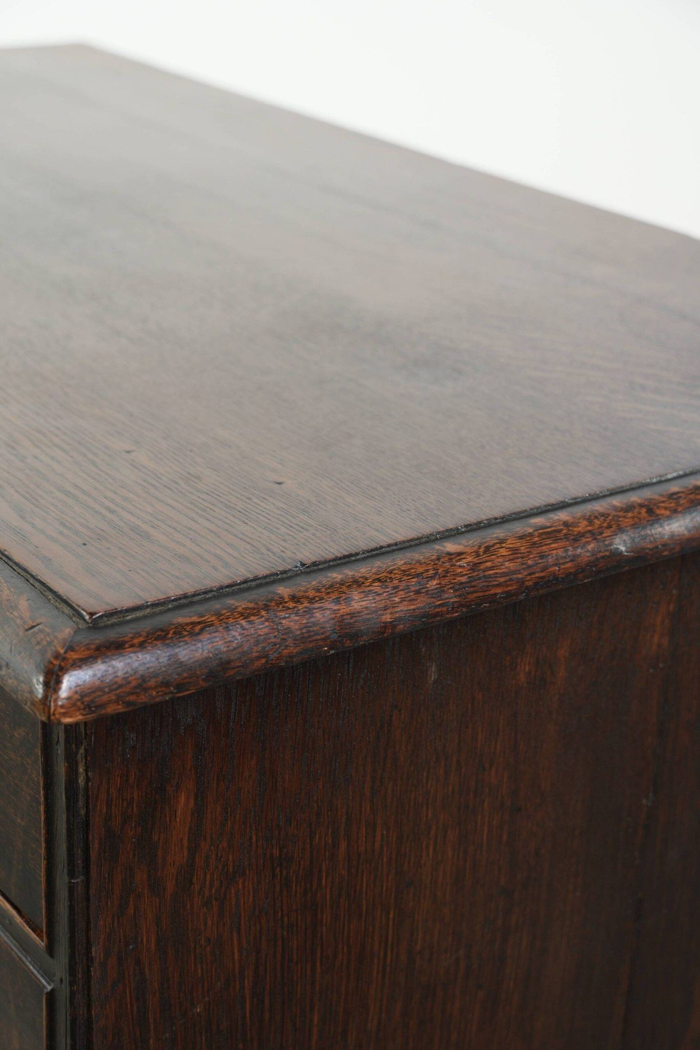 Commode en chêne anglais antique de la fin du XVIIIe siècle.