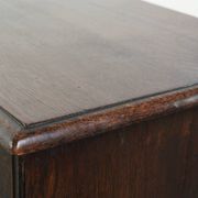 Commode en chêne anglais antique de la fin du XVIIIe siècle.